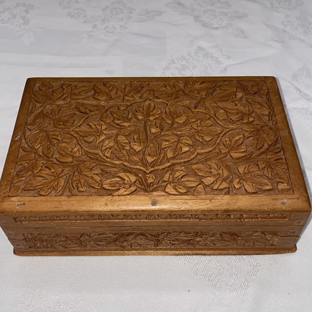 Vtg Wooden carved jewelry box with hidden lock closure